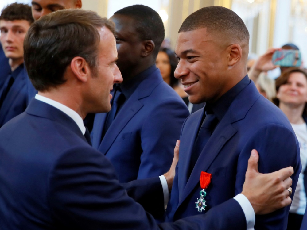 Staatspräsident Emmanuel Macron (l.) schwärmt von Mbappés Qualitäten
