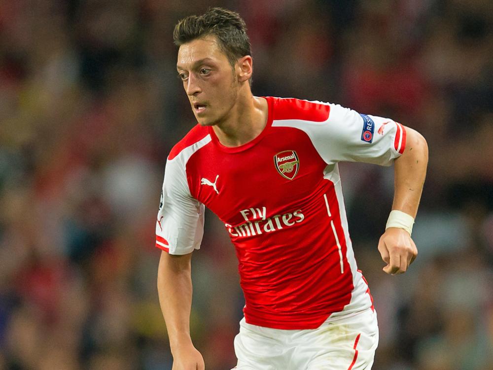 Mesut Özil kehrt bei Arsenal zurück aufs Feld