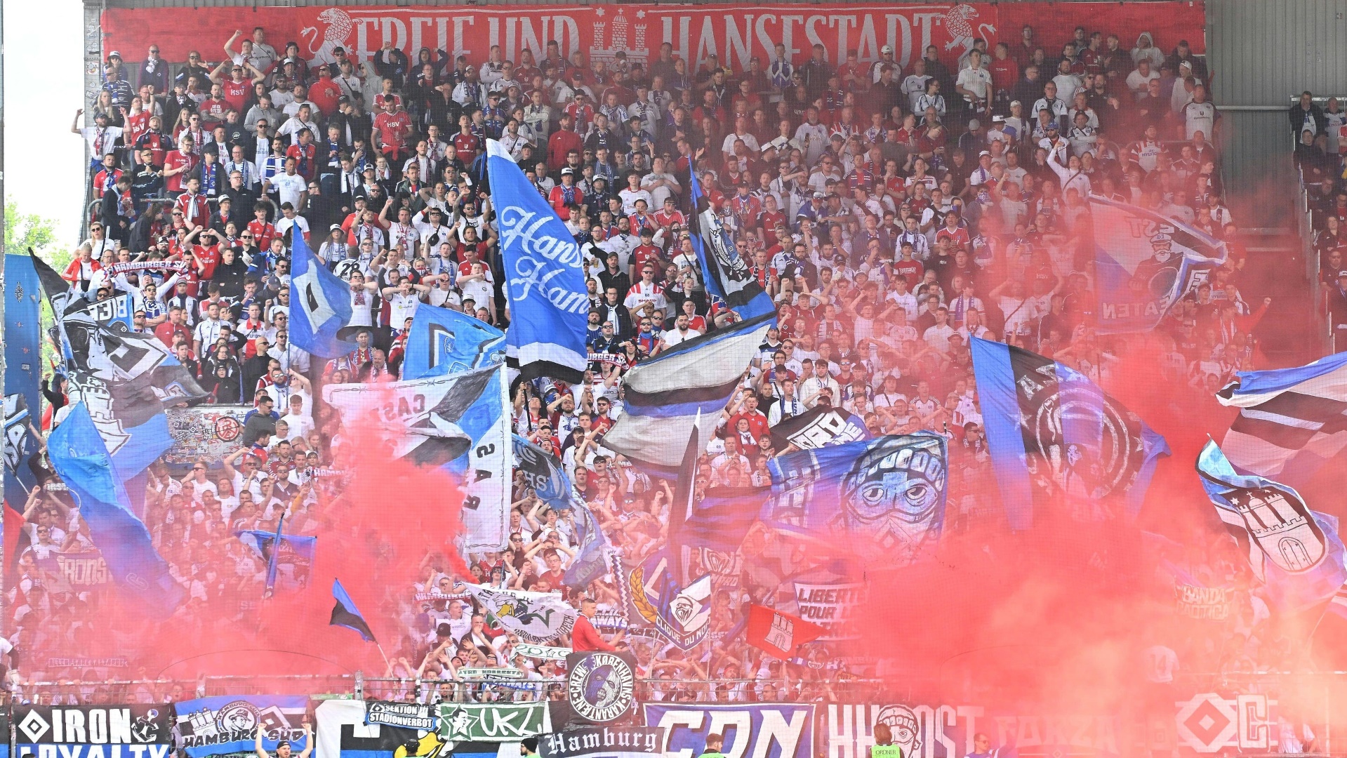 Fans des Hamburger SV zünden Pyrotechnik Fans des Hamburger SV zünden Pyrotechnik
