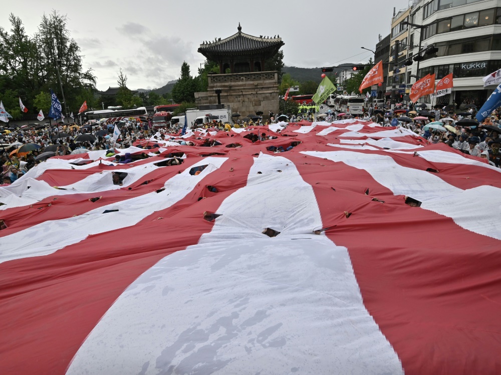 Südkorea protestiert gegen die Flagge Südkorea protestiert gegen die Flagge