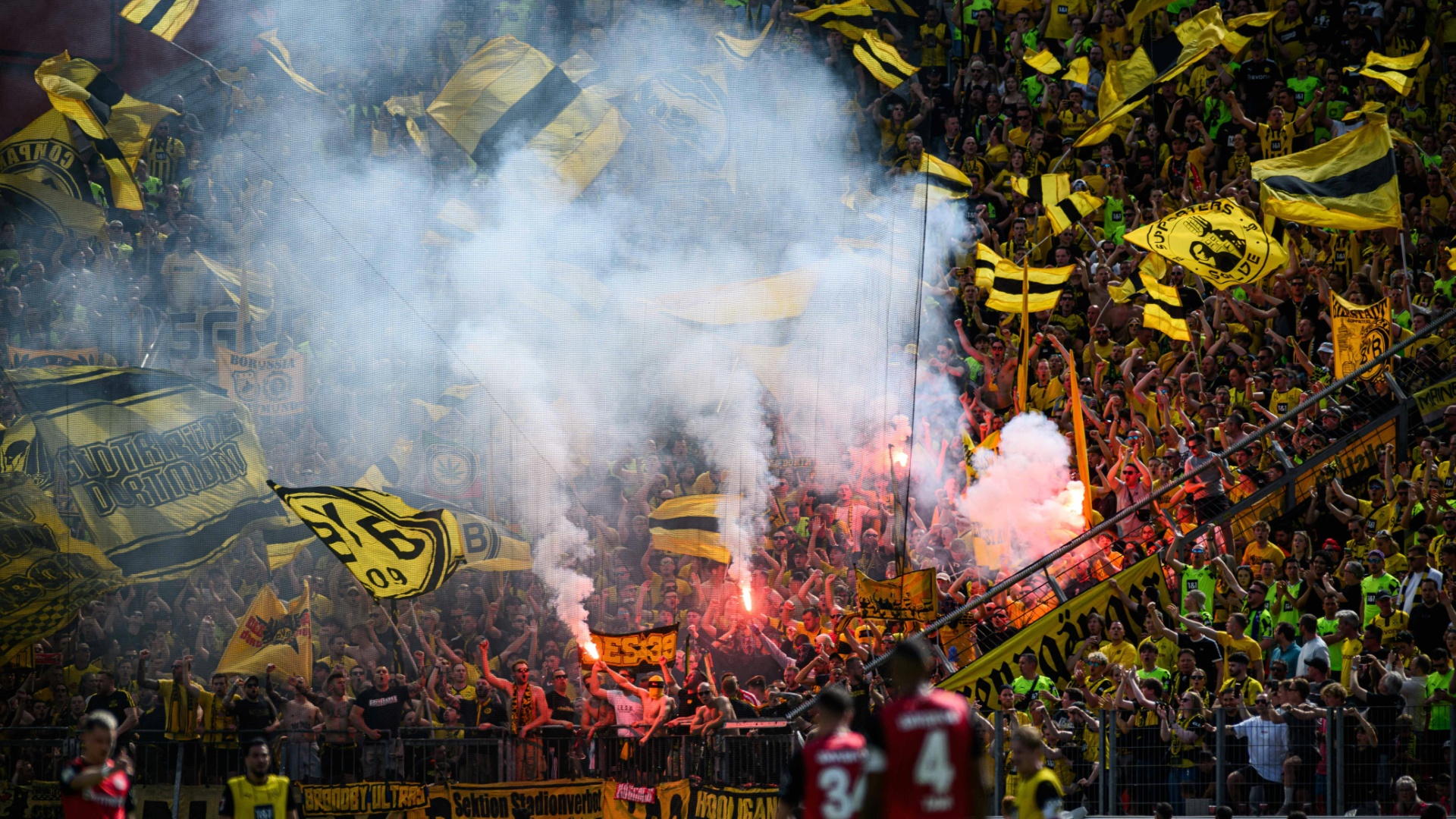 Pyrotechnik im Block der BVB-Fans Pyrotechnik im Block der BVB-Fans