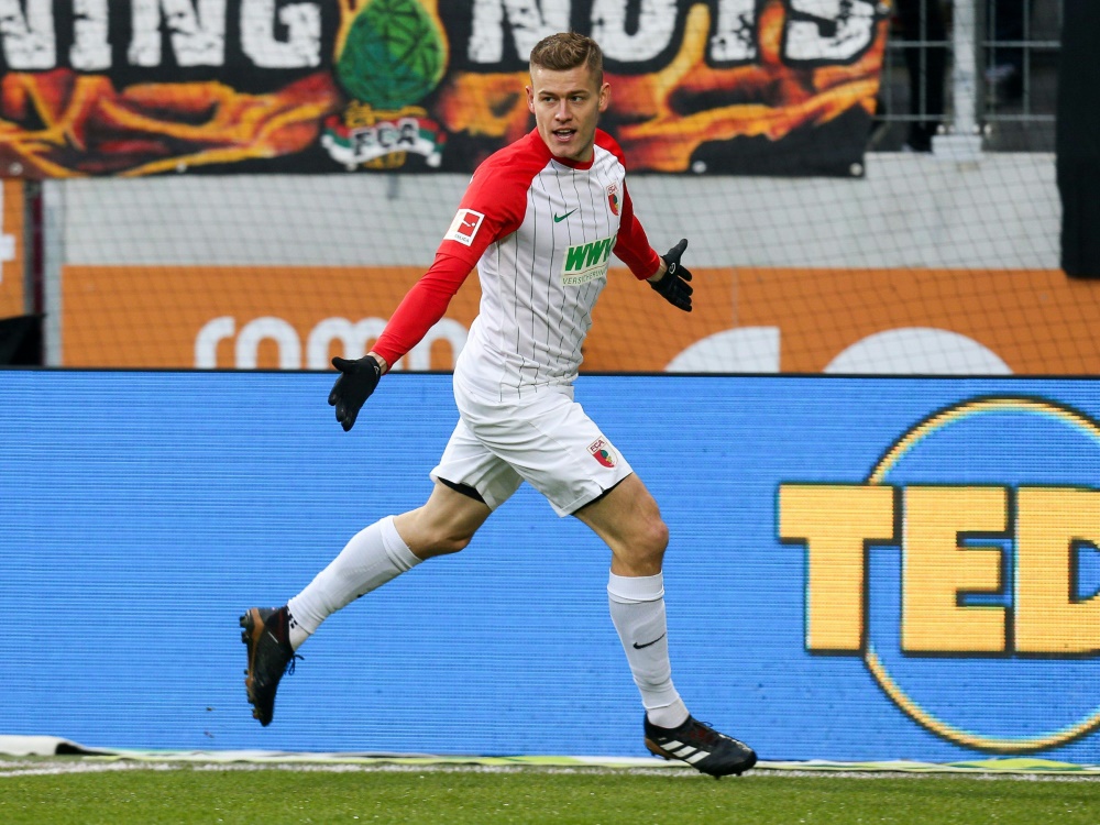 Augsburgs Finnbogason fliegt mit Island nach Russland