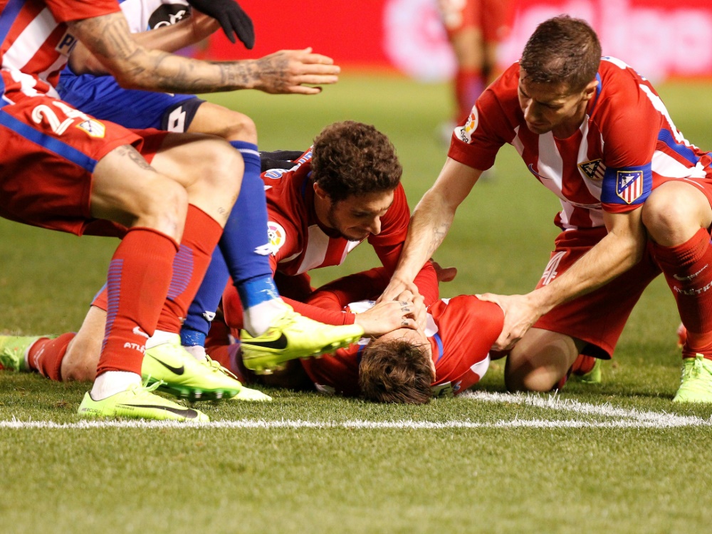 Der Moment des Schocks: Fernando Torres liegt am Boden