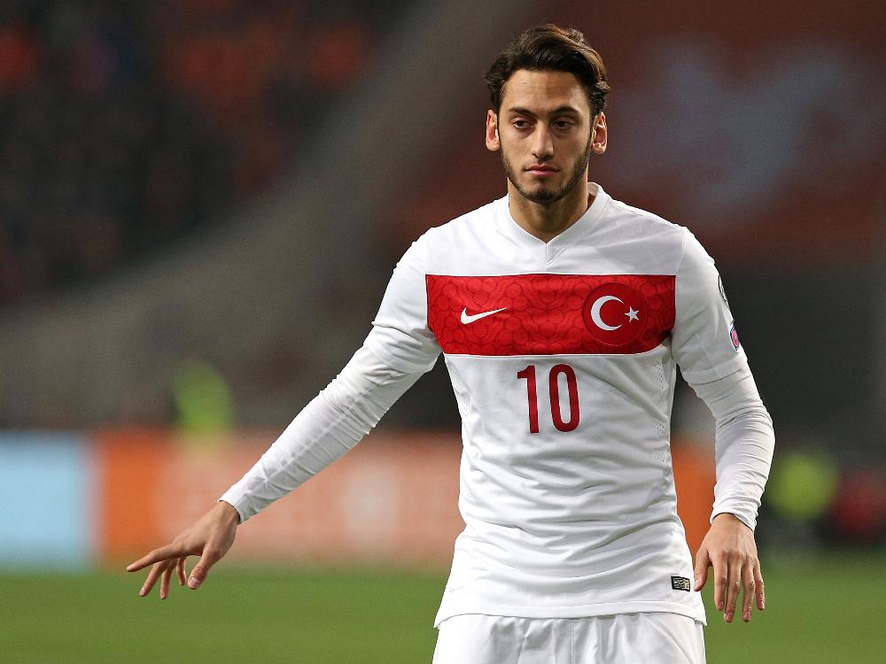Hakan Çalhanoğlu trifft kurz vor Schluss zum 2:1-Sieg