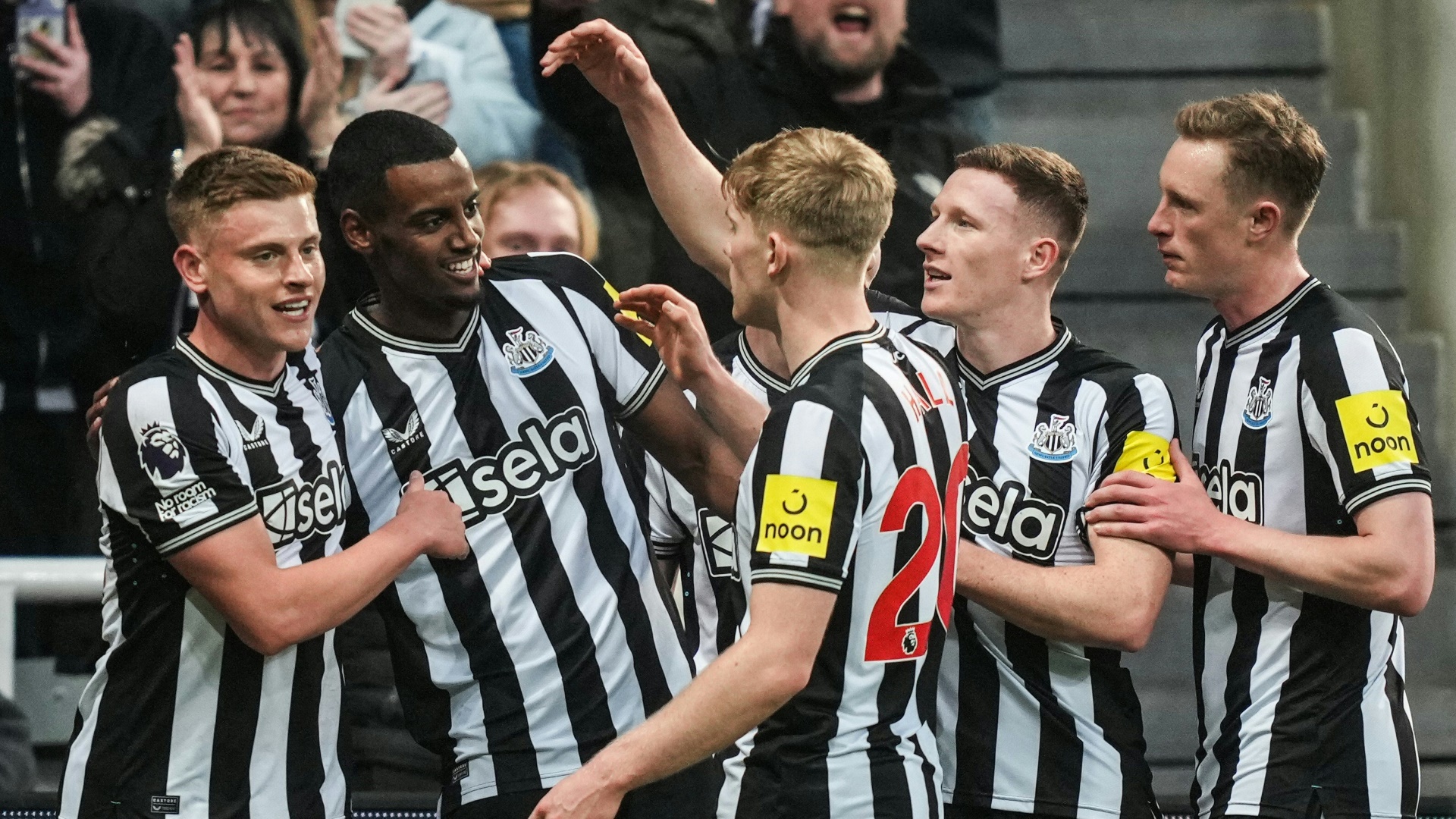 Newcastle United bejubelt das 1:0 von Isak (2.v.l.)