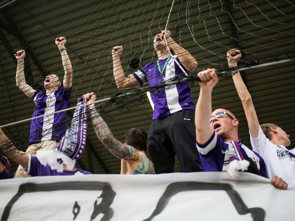 Die Aue-Fans feiern den 2:0-Sieg gegen Fortuna Köln