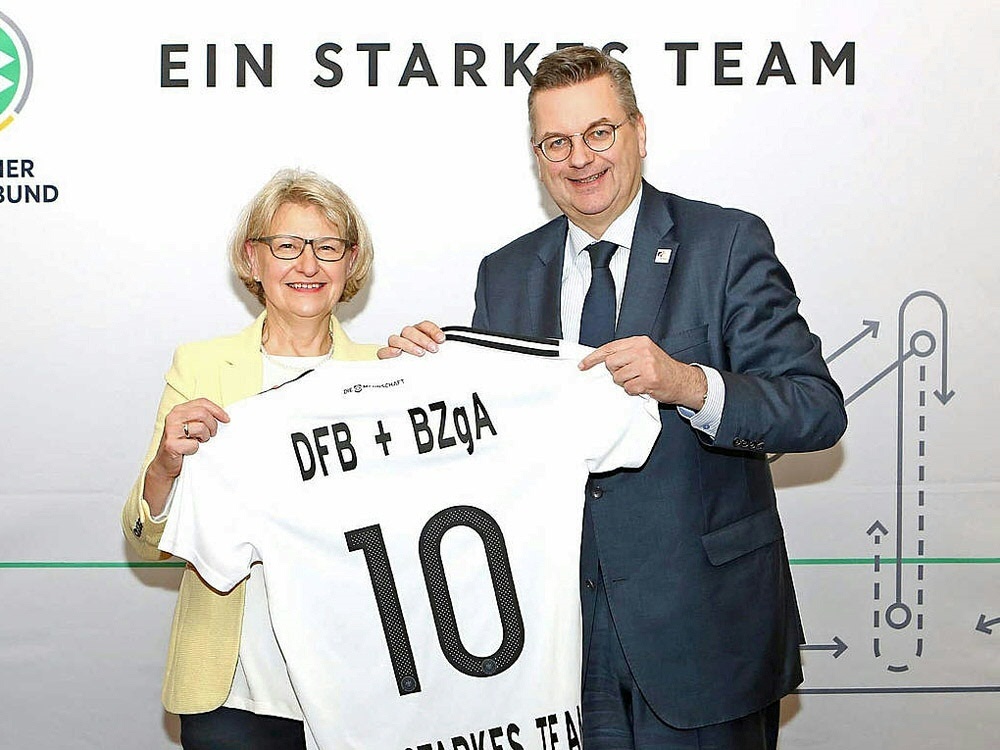 BZgA-Leiterin Heidrun Thaiss und DFB-Präsident Grindel