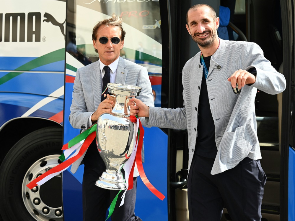 Italiens Trainer Roberto Mancini bedankt sich bei seinen Spielern