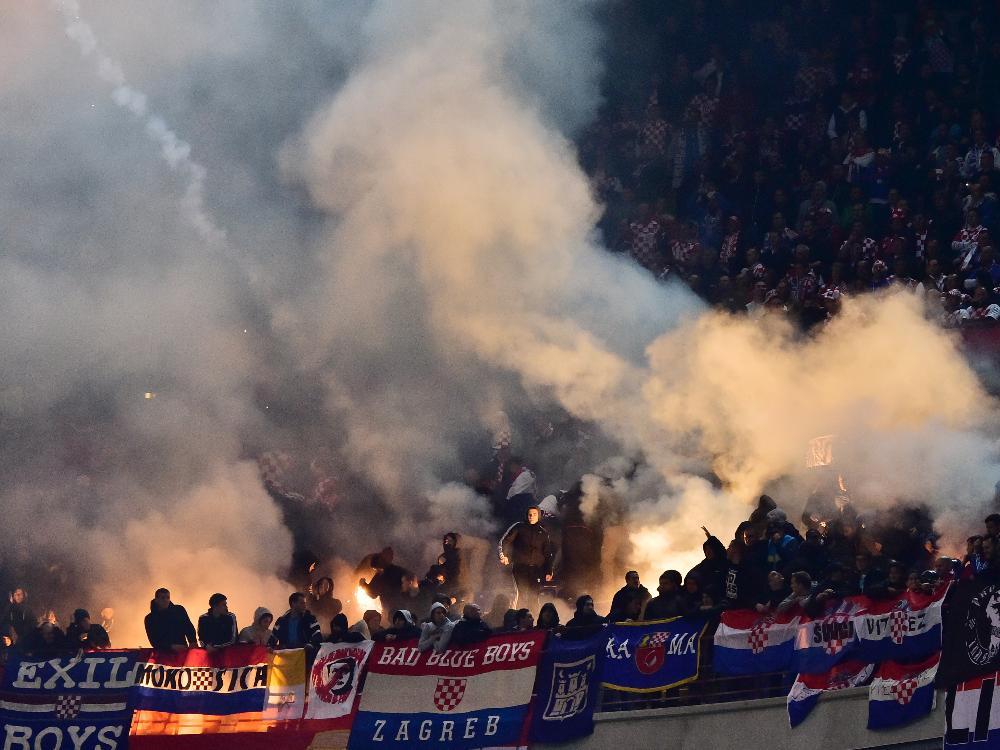 Kroatische Fans schossen Feuerwerkskörper aufs Spielfeld