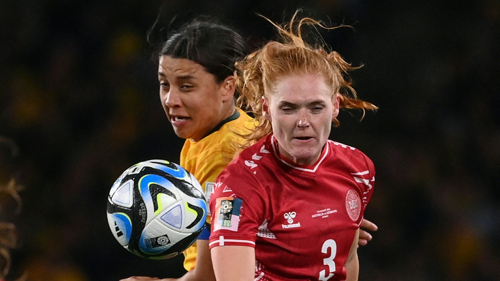 Ballisager bei der WM 2023 gegen Australiens Sam Kerr Ballisager bei der WM 2023 gegen Australiens Sam Kerr