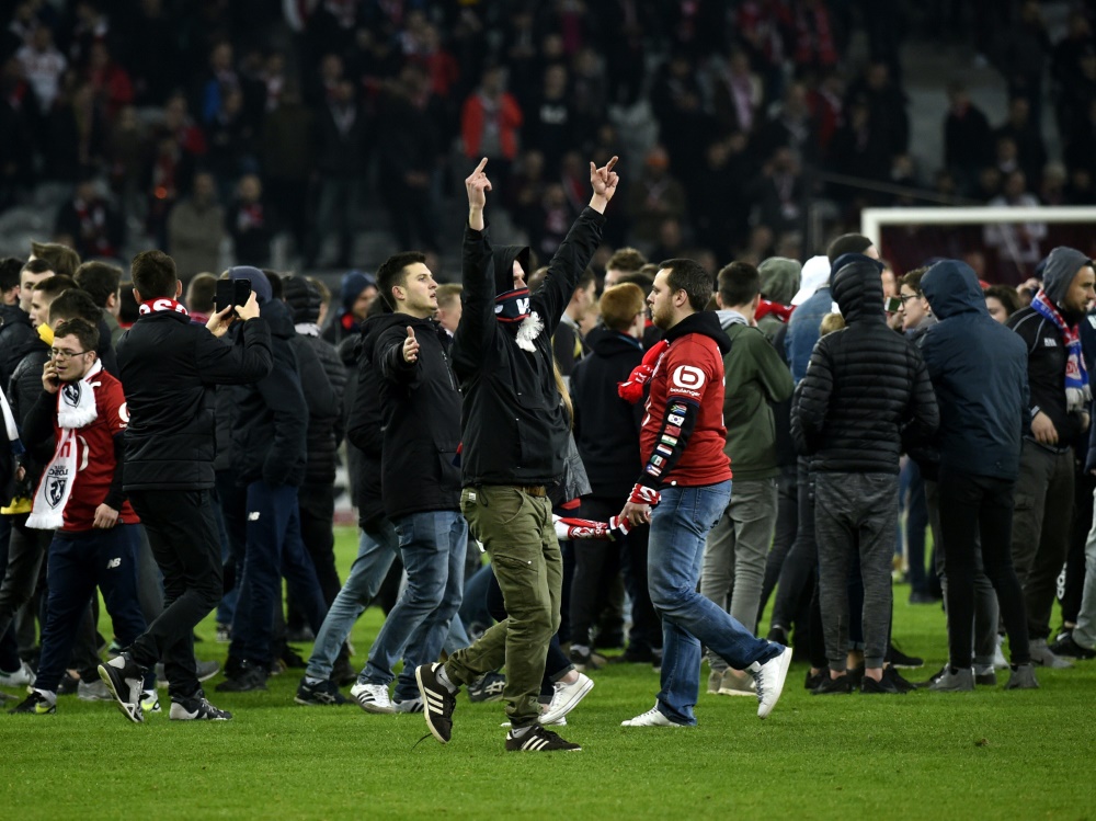 Mehrere Lille-Anhänger stürmten im Ligaspiel den Platz