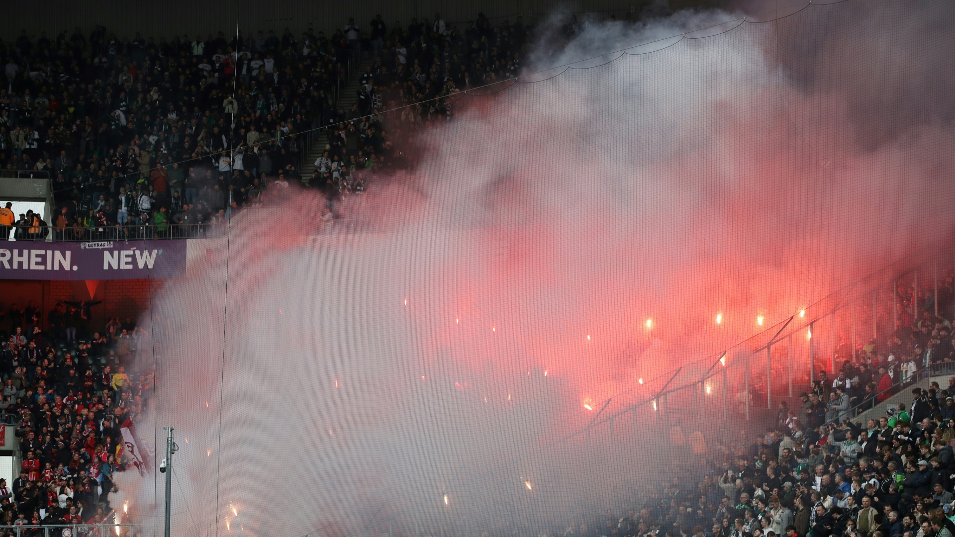 Fans des SC Freiburg zündet Pyrotechnik im Stadion