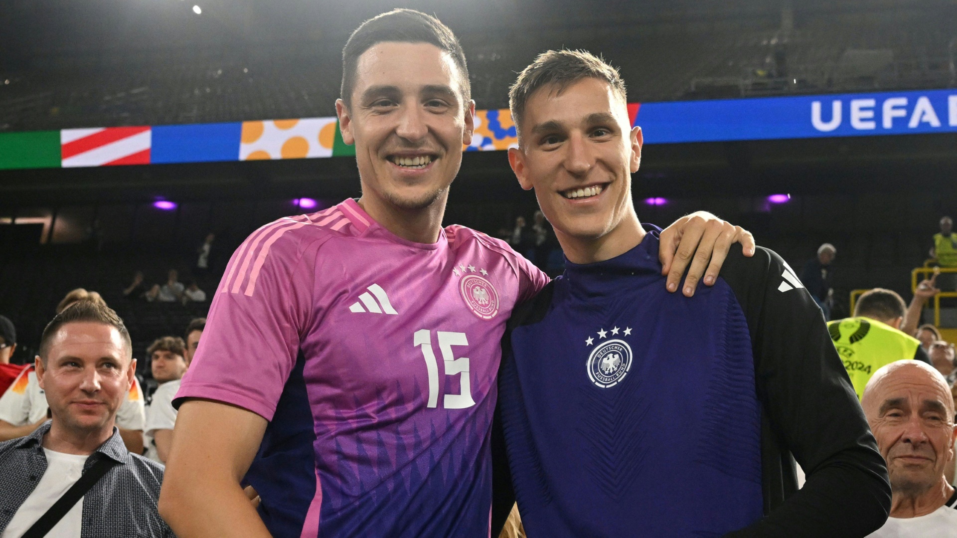 Bei der EM war Zuschauer Keven (l.) Nicos größter Fan Bei der EM war Zuschauer Keven (l.) Nicos größter Fan