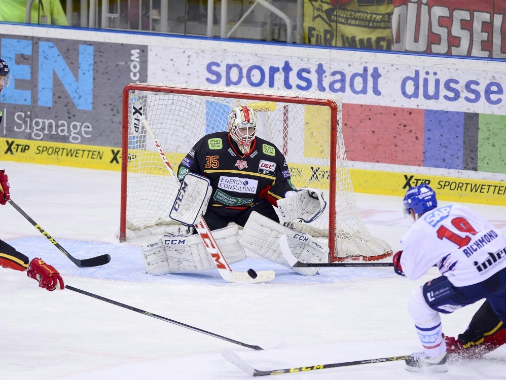 Goalie Mathias Niederberger steht nun im Kader des DEB-Teams Goalie Mathias Niederberger steht nun im Kader des DEB-Teams