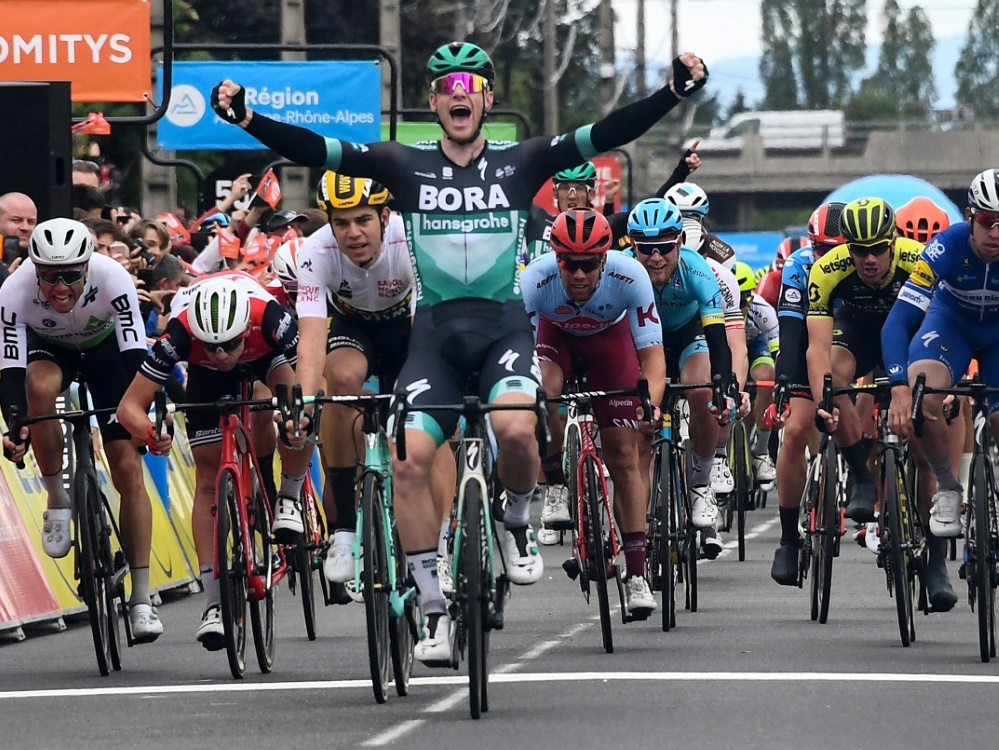 Sam Bennett sichert sich den Sieg im Massensprint Sam Bennett sichert sich den Sieg im Massensprint