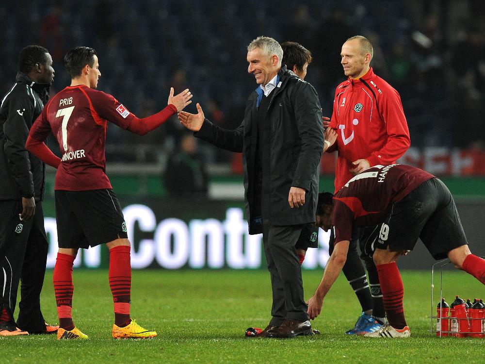 Mirko Slomka (m.) kann mit Edgar Prib (l.) planen Mirko Slomka (m.) kann mit Edgar Prib (l.) planen