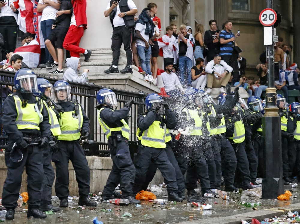 Stadionsturm: Polizei lehnt Verantwortung ab