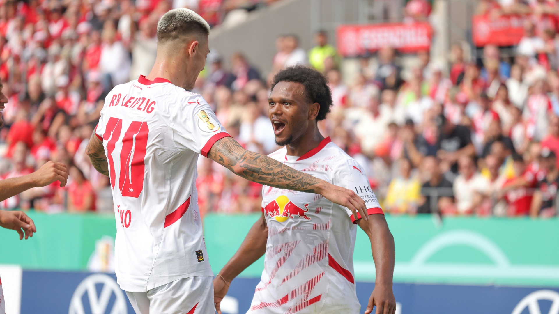 Chính xác cho RB Leipzig: Lois Openda (r.) và Benjamin Sesko