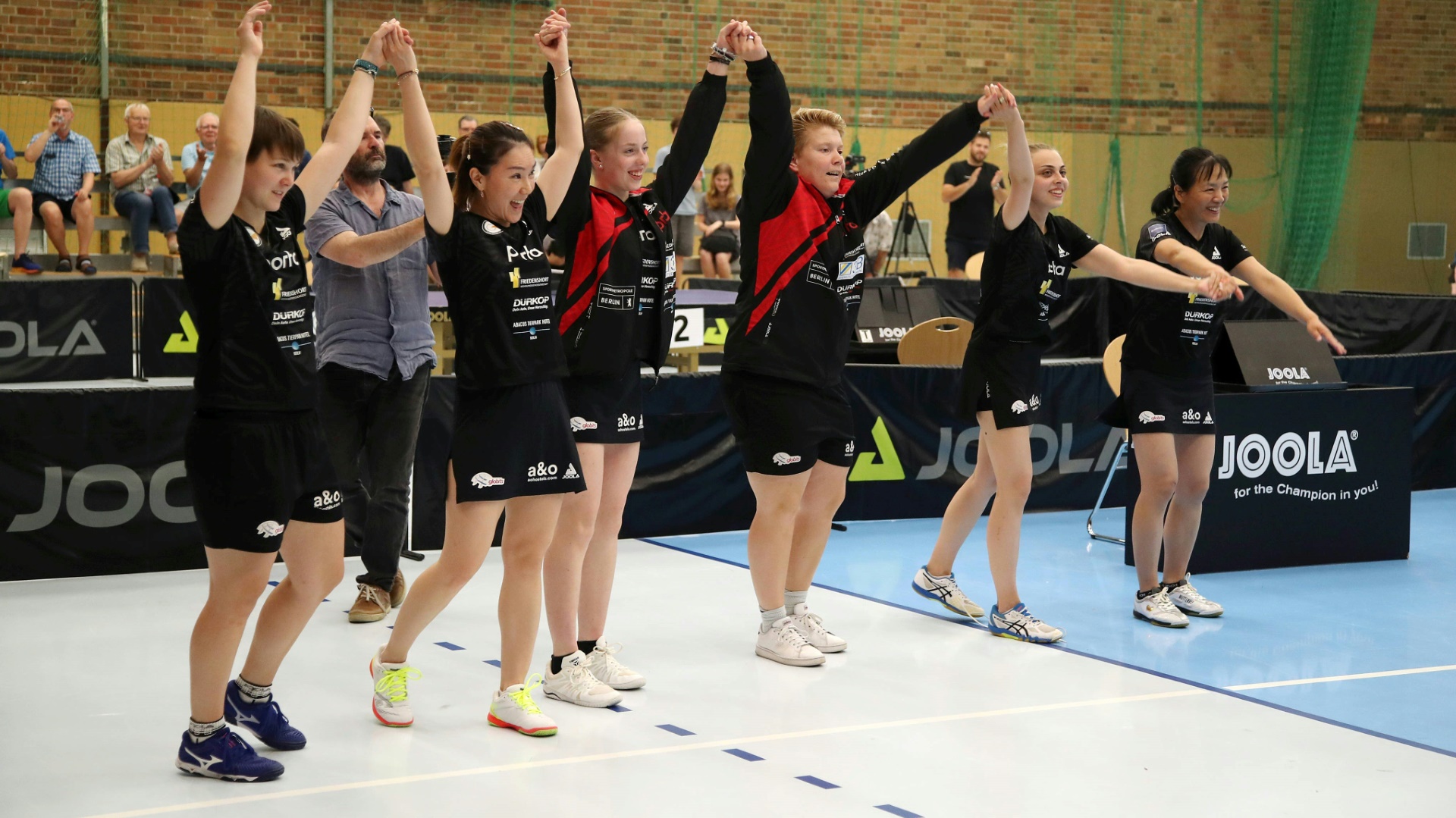 Die Frauen des TTC Berlin Eastside feiern ihren Titel