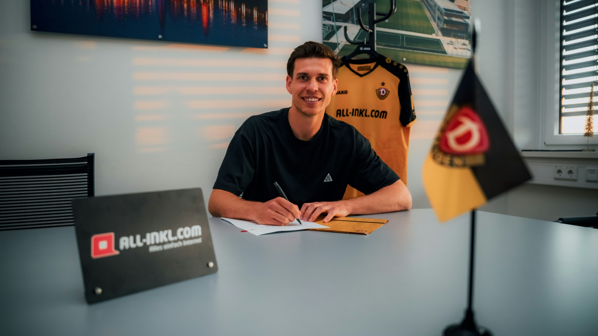 Alexander Rossipal unterschreibt in Dresden Alexander Rossipal unterschreibt in Dresden