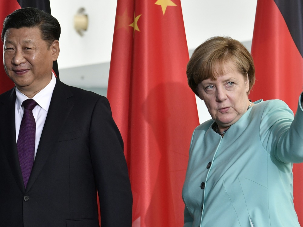 Xi und Merkel (v.l.) besuchen ein Fußballspiel in Berlin