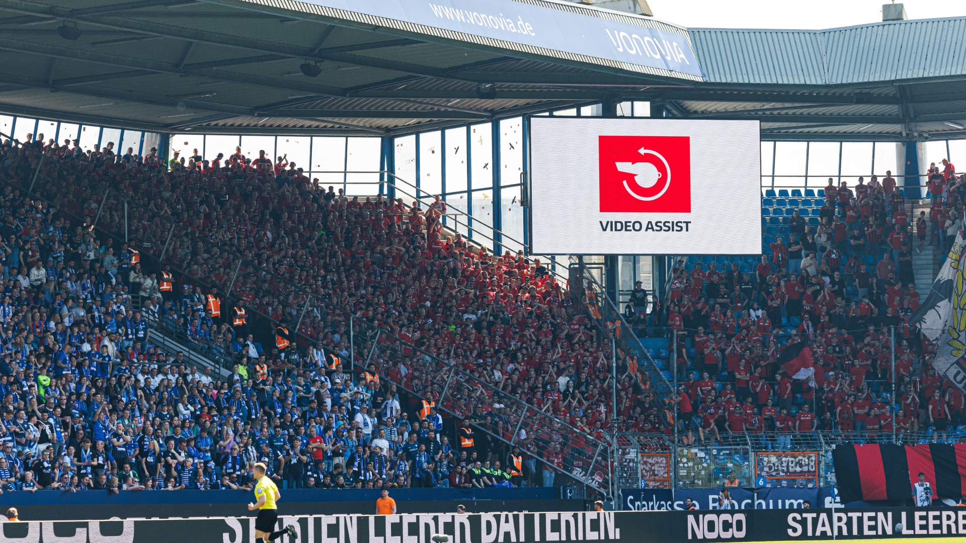 Die VAR-Entscheidungen in der Bundesliga werden den Fans auch künftig nicht via Lautsprecher erklärt