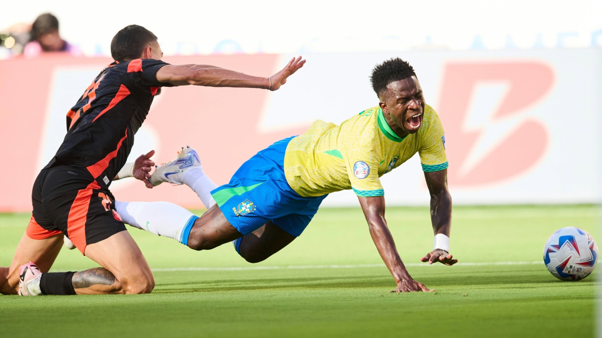Vinicius Junior (r.) im Zweikampf