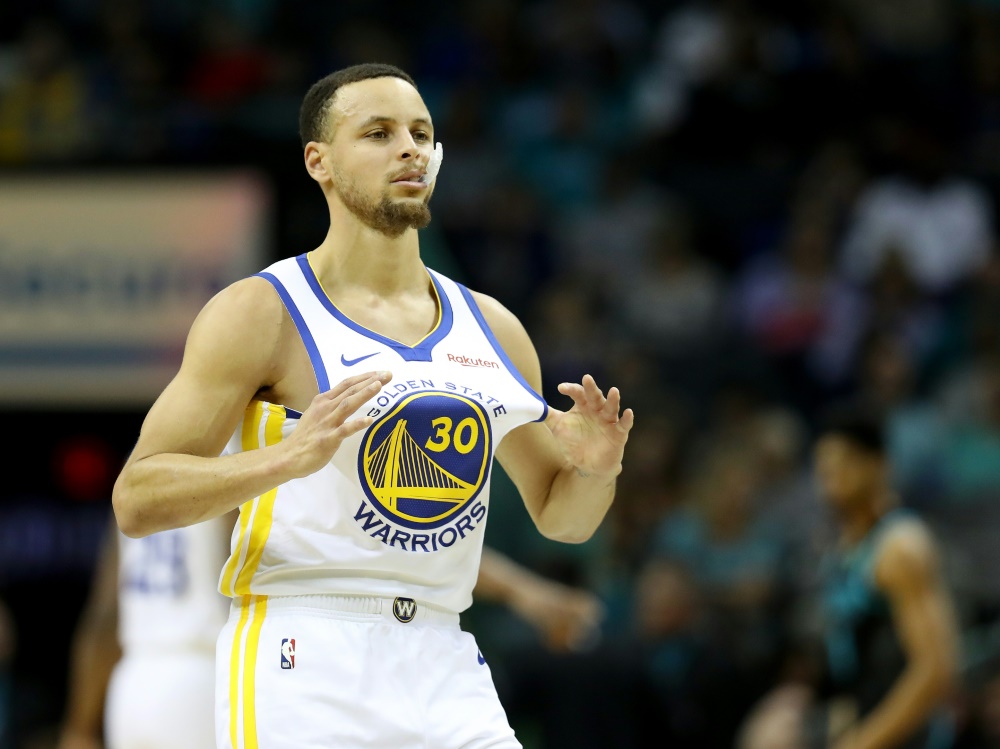 Curry verwandelt acht Dreier Curry verwandelt acht Dreier