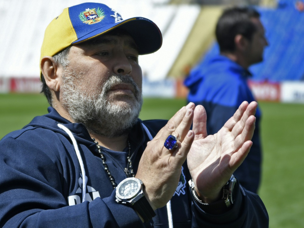 Diego Maradona feierte mit seiner Mannschaft den ersten Sieg