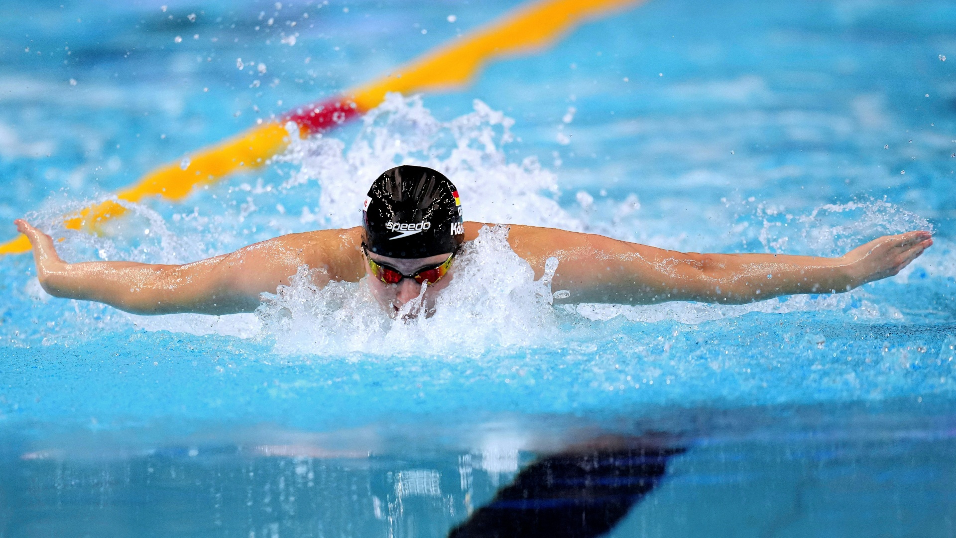 Angelina Köhler im Becken von Singapur