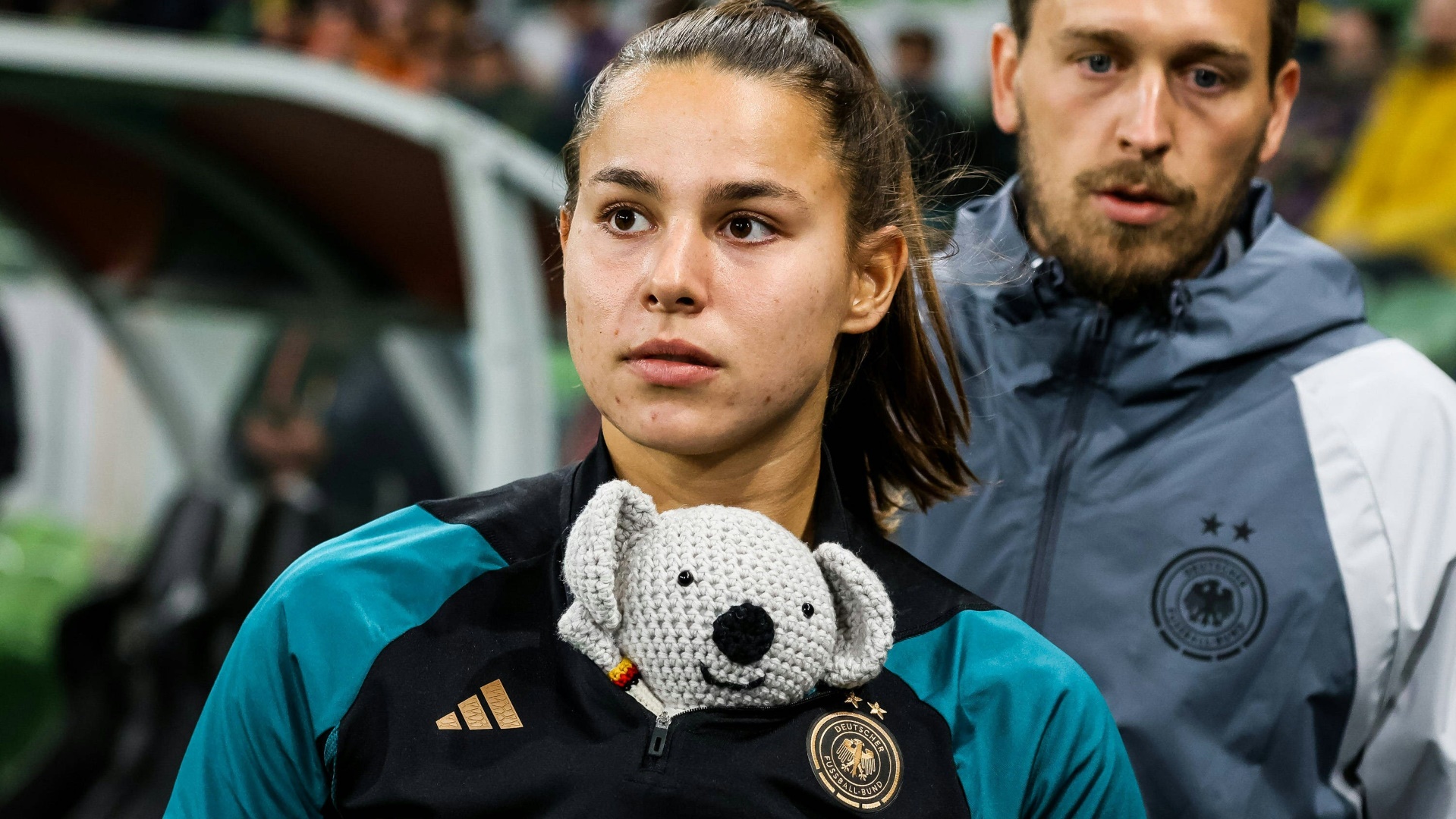DFB-Nationalspielerin Lena Oberdorf zeigte sich mit WM-Glücksbringer 