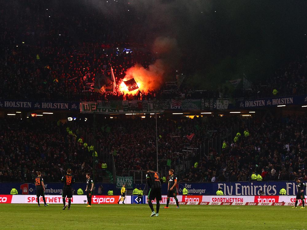 Im Fanblock von Werder Bremen wird Pyrotechnik gezündet