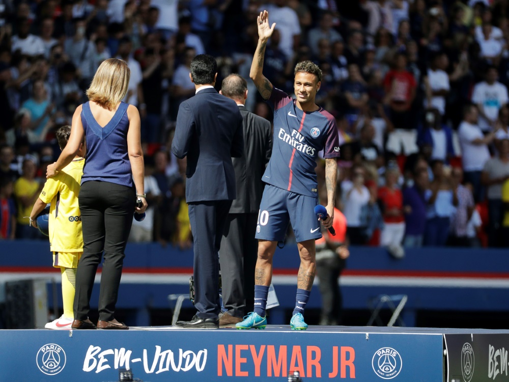 Großer Jubel bei Neymars Vorstellung im Prinzenpark