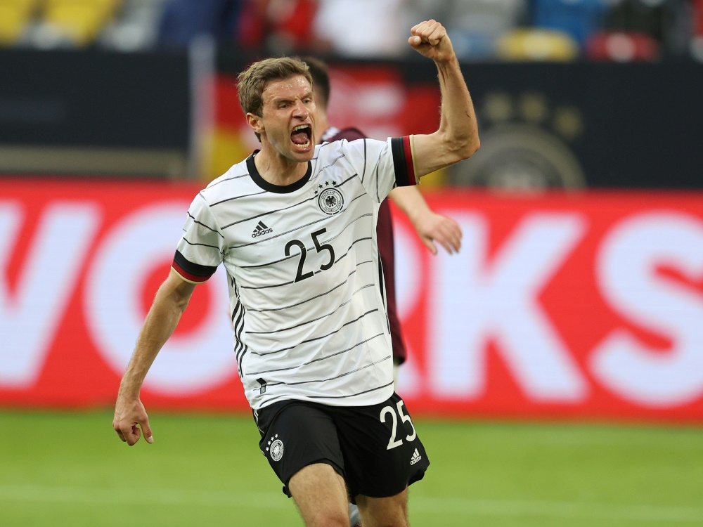 Thomas Müller heizt die deutschen Fans an Thomas Müller heizt die deutschen Fans an
