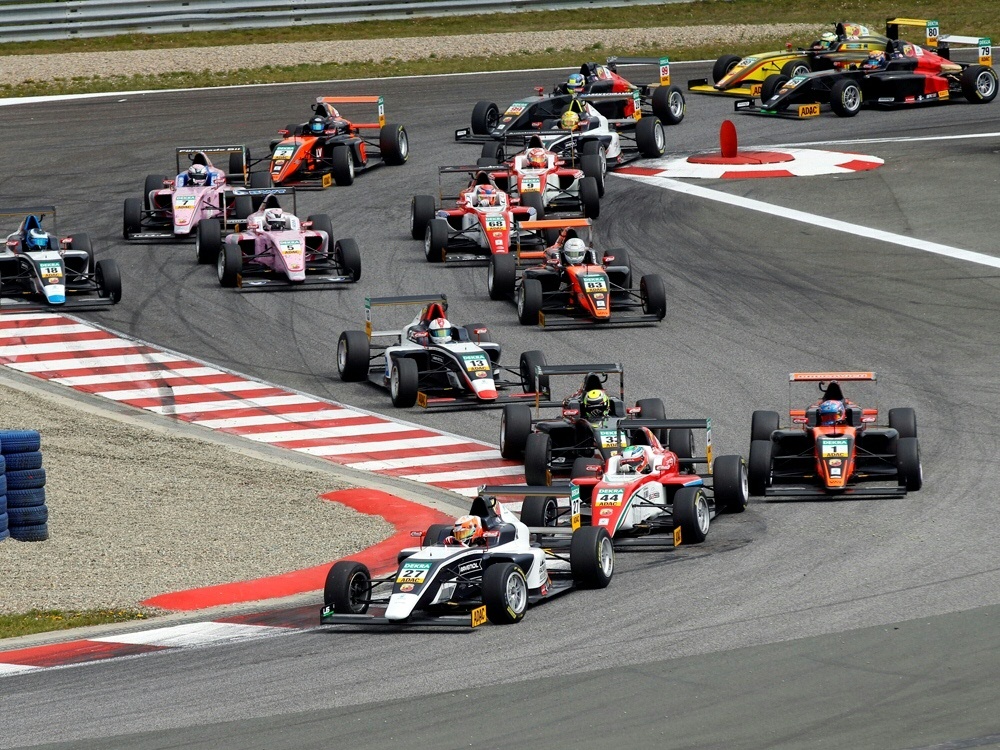 Marcus Armstrong holt seinen ersten Sieg in der Formel 4 Marcus Armstrong holt seinen ersten Sieg in der Formel 4