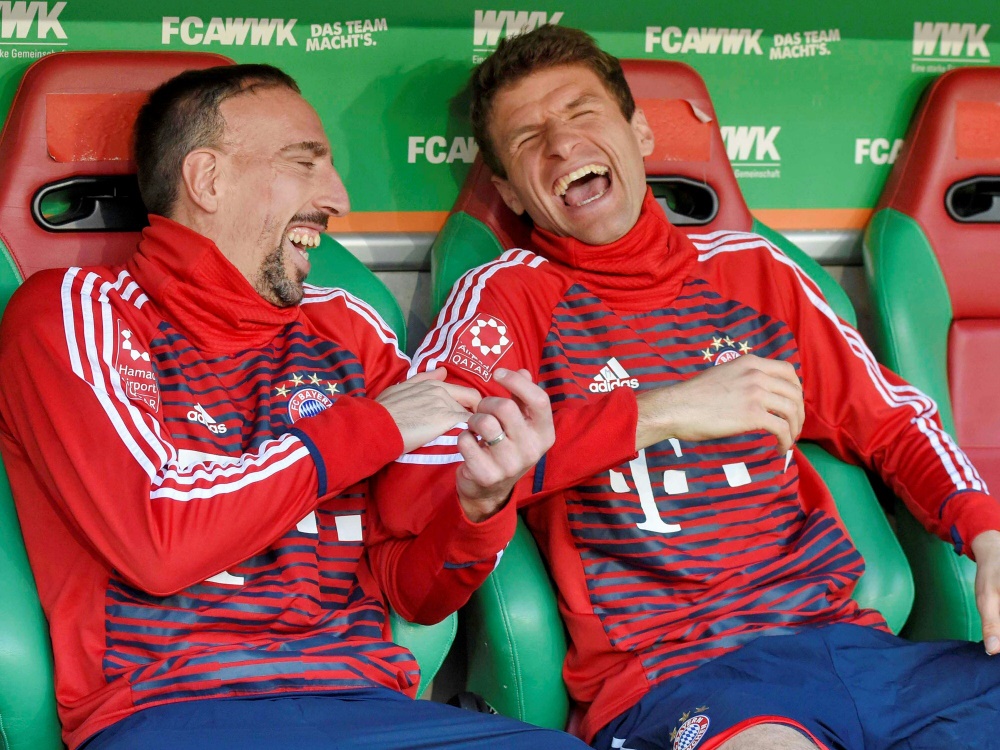 Franck Ribéry (l.) feiert mit Thomas Müller