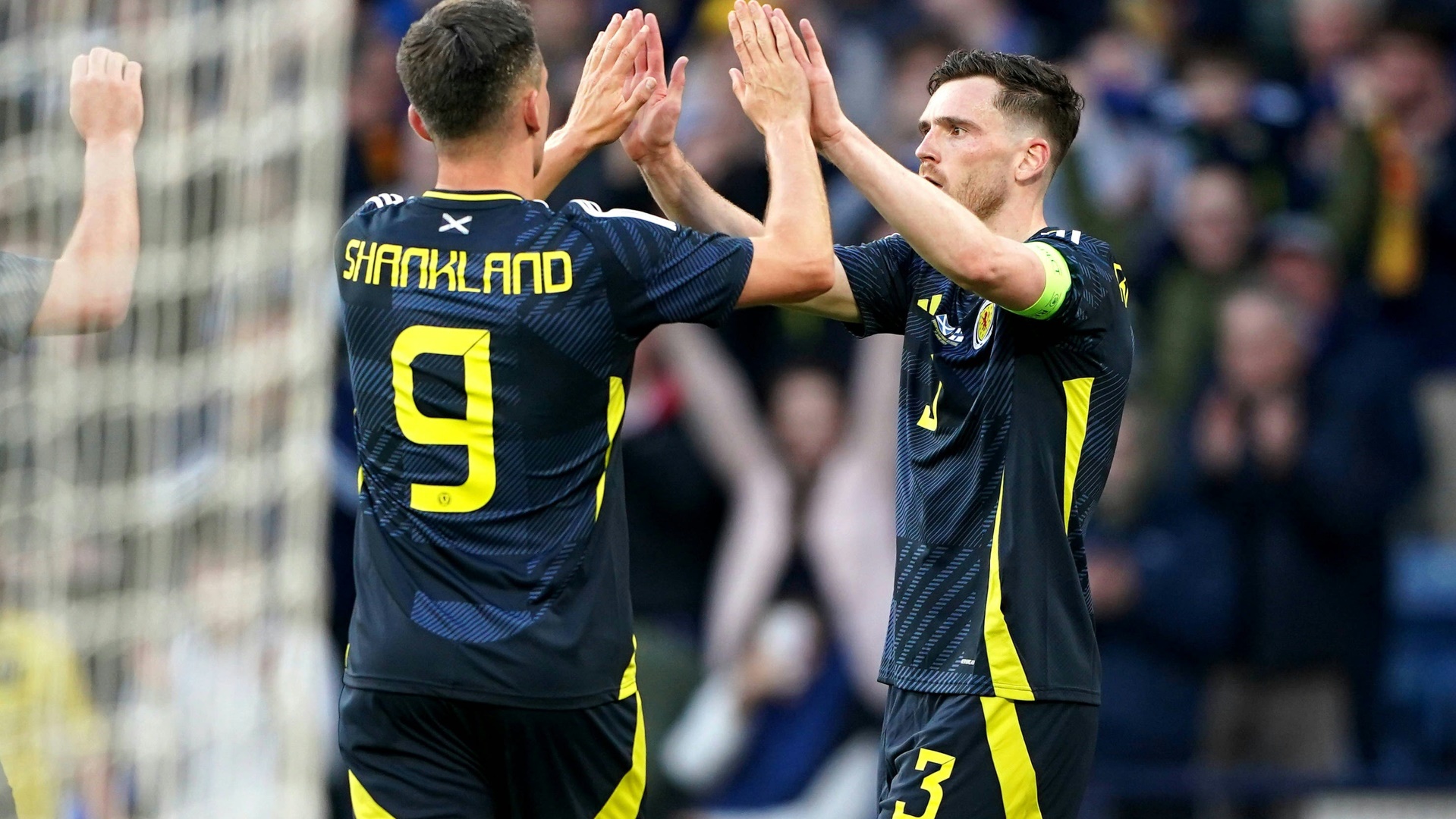 Lawrence Shankland bejubelt sein Tor Lawrence Shankland bejubelt sein Tor
