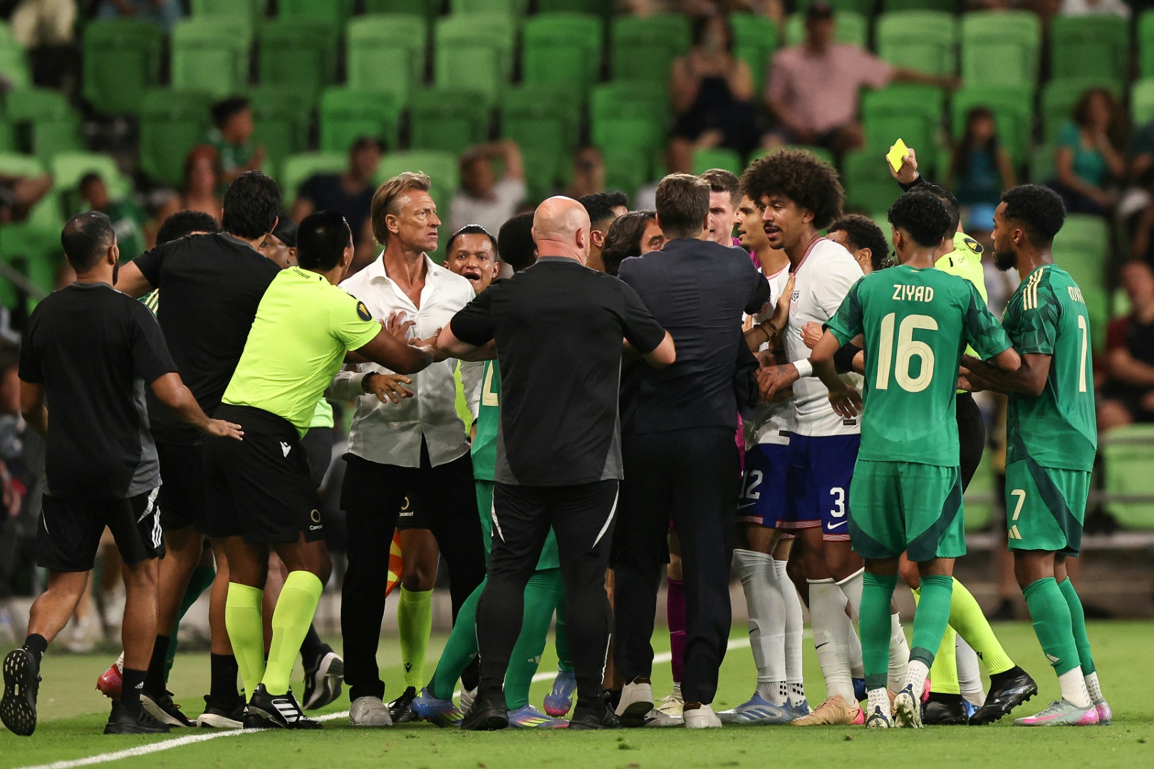 Rudelbildunng beim Spiel USA gegen Saudi-Arabien