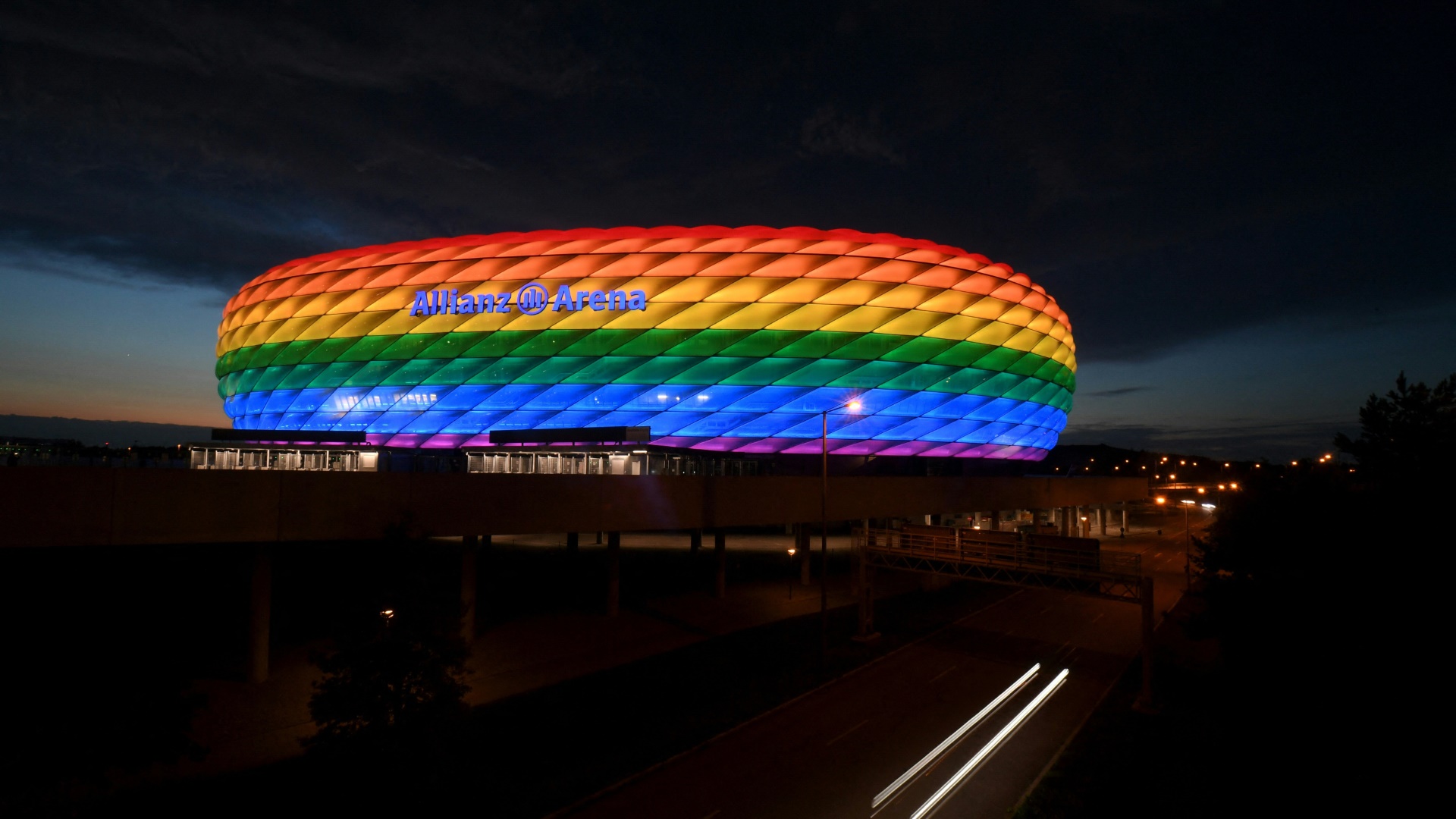 Allianz Arena erleuchtet zum CSD in Regenbogenfarben