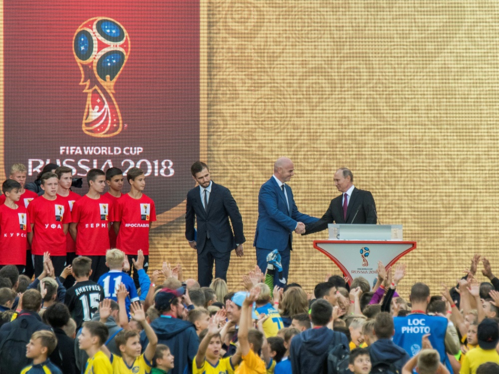 Wladimir Putin begrüßt FIFA-Präsident Gianni Infantino