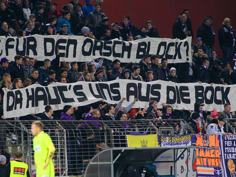 Fan-Demo: Austria-Anhänger werfen Schuhe auf den Platz Fan-Demo: Austria-Anhänger werfen Schuhe auf den Platz