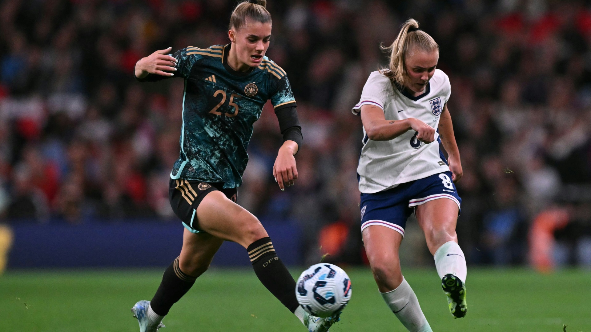 Georgia Stanway (r.) im Duell mit Selina Cerci Georgia Stanway (r.) im Duell mit Selina Cerci