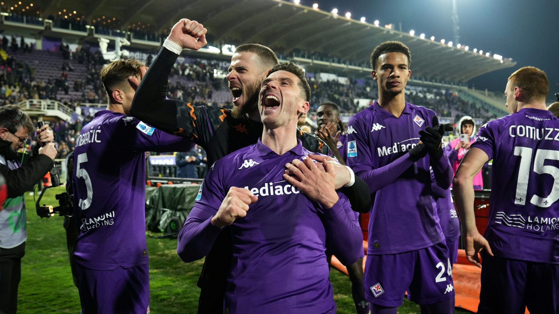 Robin Gosens jubelt nach dem Sieg gegen Inter Mailand