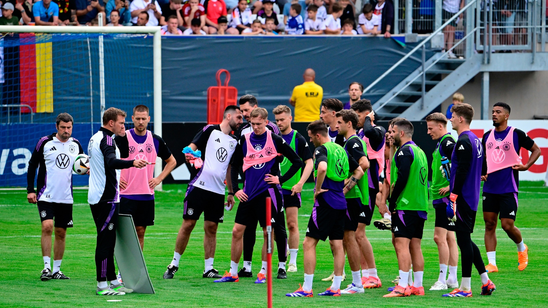 Die DFB-Auswahl bei einem öffentlichen Training in Jena Die DFB-Auswahl bei einem öffentlichen Training in Jena