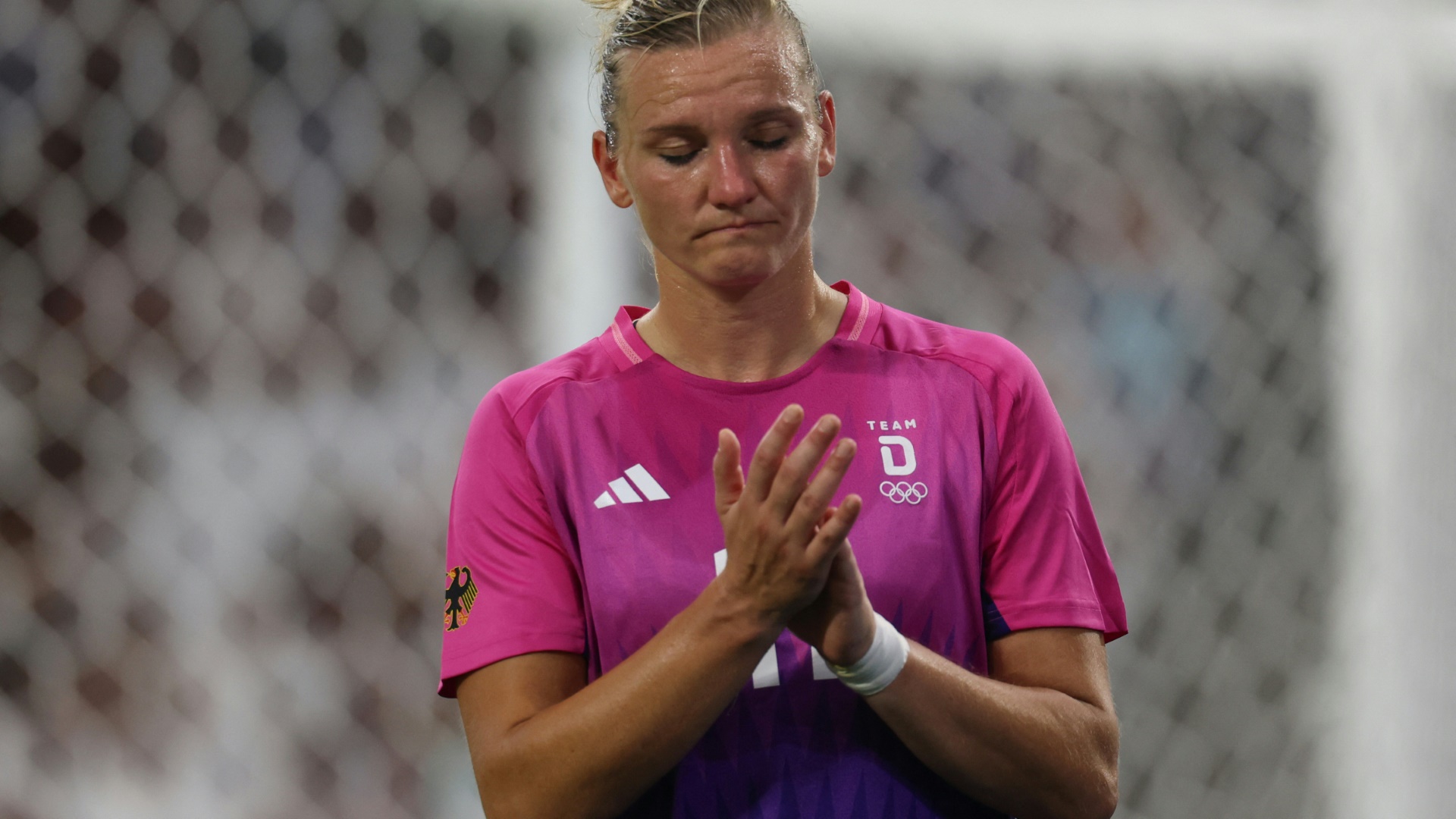 DFB-Kapitänin Alexandra Popp ging mit Schmerzen vom Feld DFB-Kapitänin Alexandra Popp ging mit Schmerzen vom Feld