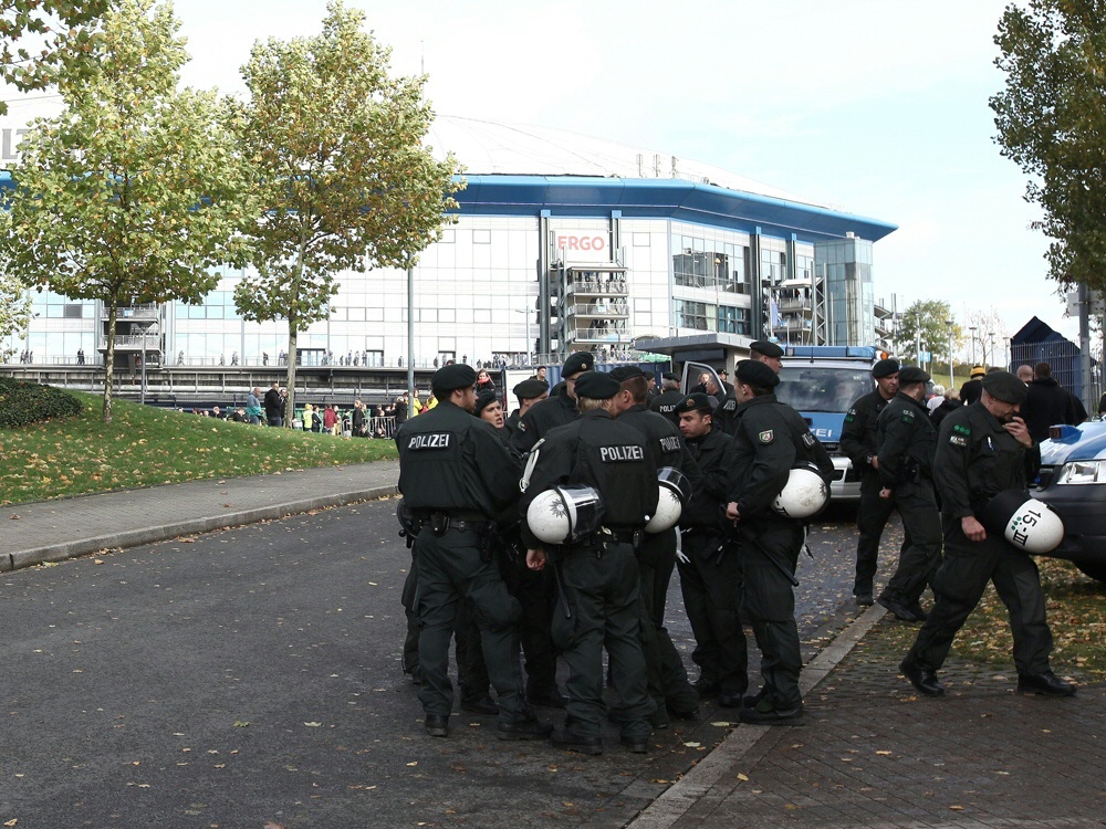 Die Polizei meldet Verletzte vor Schalke gegen Bayern