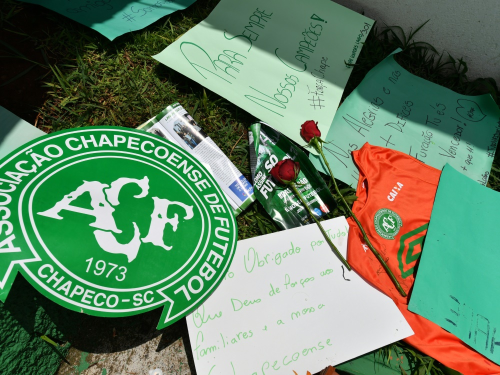 Menschen gedenken an die Opfer von Chapecoense