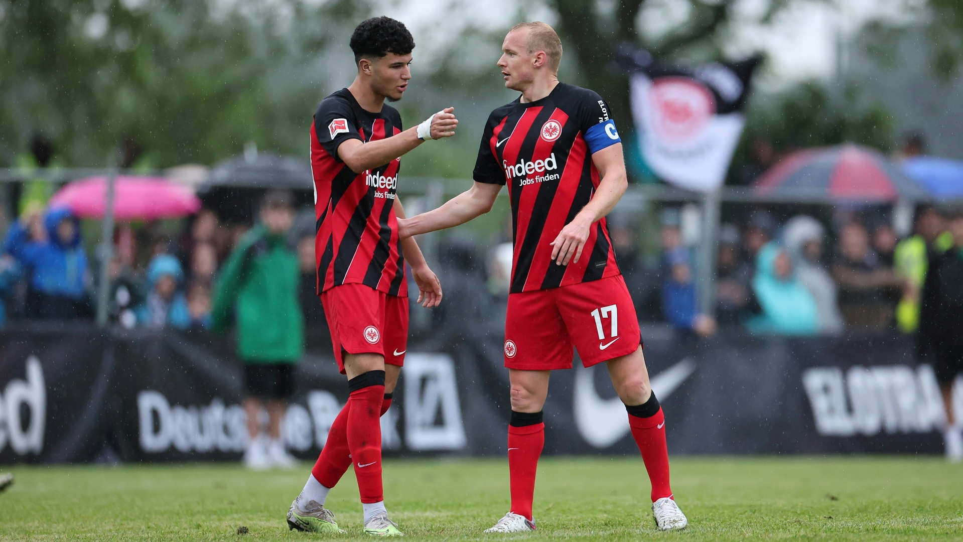 Eintracht Frankfurt hat Jugendspieler Anas Alaoui (l.) mit einem Profivertrag ausgestattet