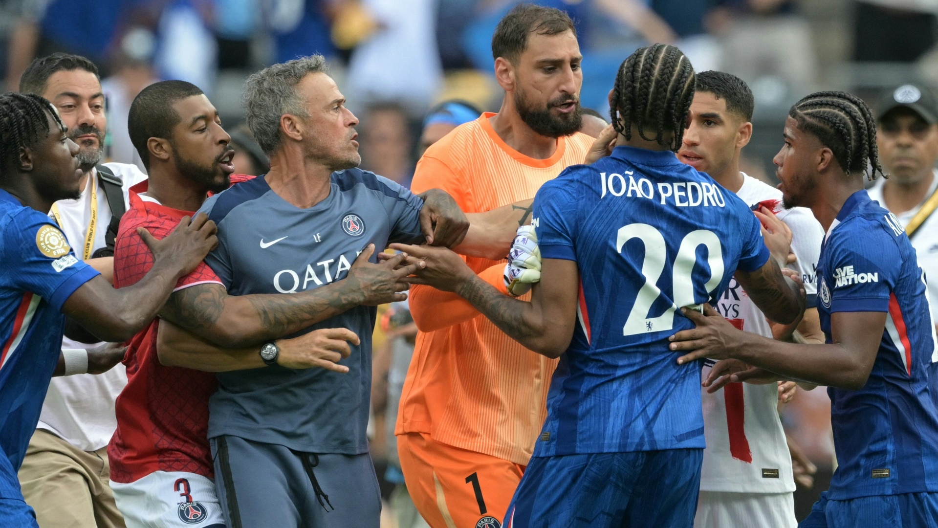 Handgemenge mit Luis Enrique (l.) und João Pedro (r.) Handgemenge mit Luis Enrique (l.) und João Pedro (r.)