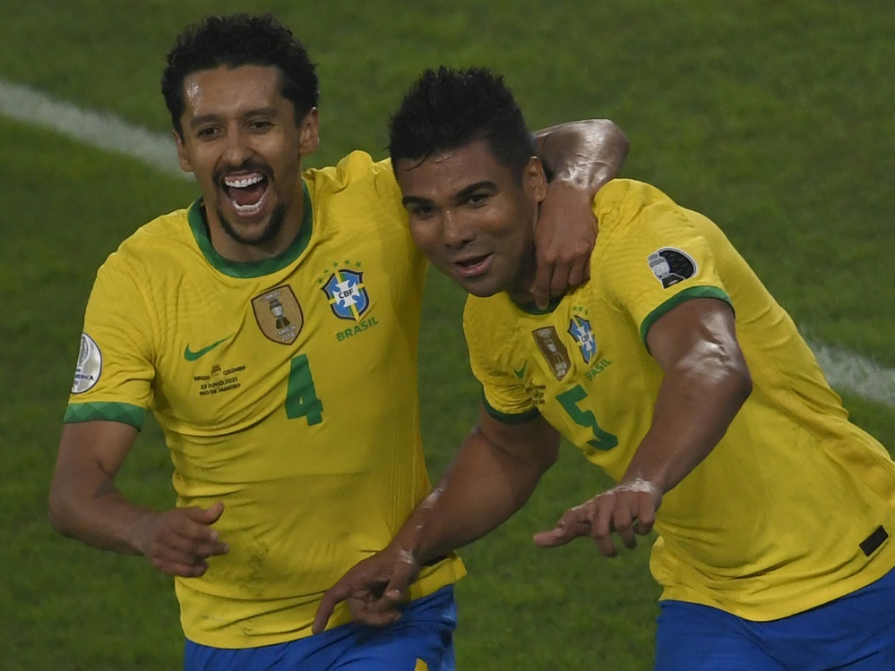 Casemiro (r.) bejubelt seinen Siegtreffer für Brasilien